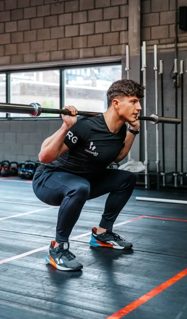 Sportief persoon die een Barbell training volgt bij The Kettlebell Club in Nijmegen.
